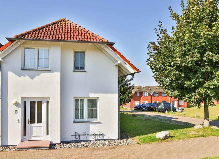Aussenansicht mit PKW-Stellpl.