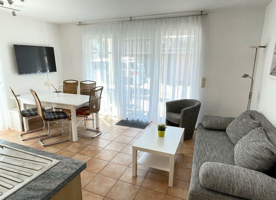 Wohnzimmer mit Küche und Sofa