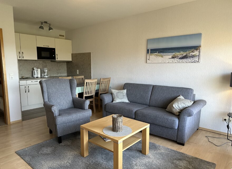Wohnzimmer mit offener Küche