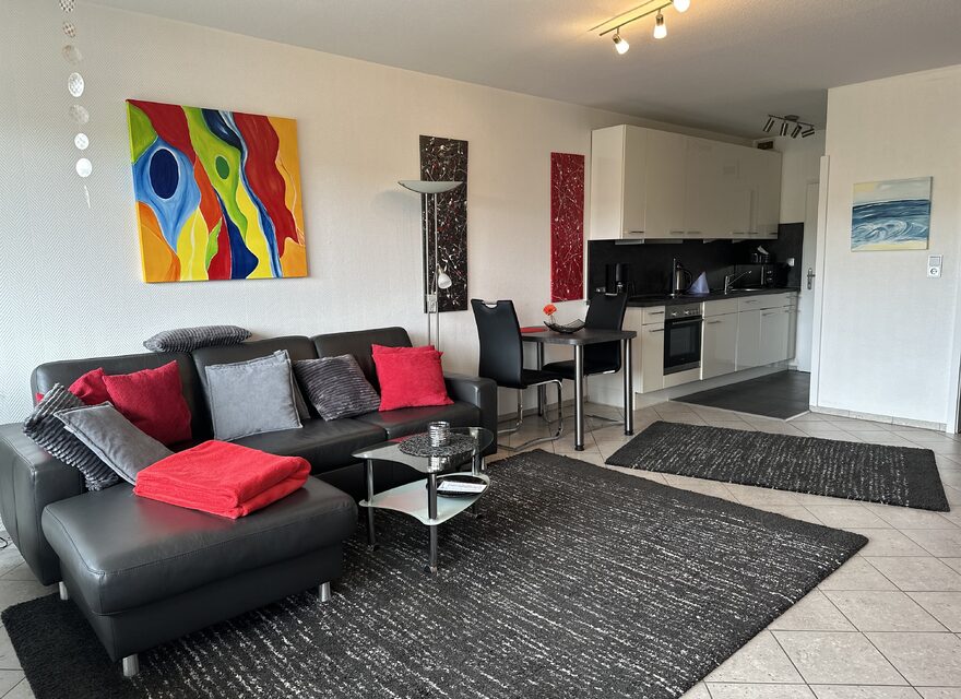 Wohnzimmer mit offener Küche