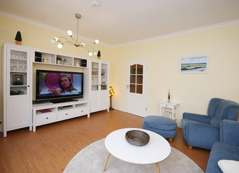 Wohnzimmer mit großen Flat-TV