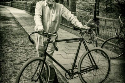 Der Benzer Galerist Hannes Albers auf der Feiningertour mit seinem Cleveland-Rad aus dem frühen 20. Jahrhundert.