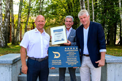 Thomas Heilmann und Lars Petersen präsentieren die schwere Steintafel „Deutsche Premium Destination Superior“