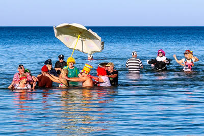Eisbaden Koserow mit Polonaise im Wasser