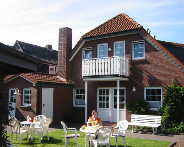 Ferienwohnung Esens-Bensersiel : Hausansicht Gartenseite Ferienwohnung Esens-Bensersiel : Hausansicht Gartenseite