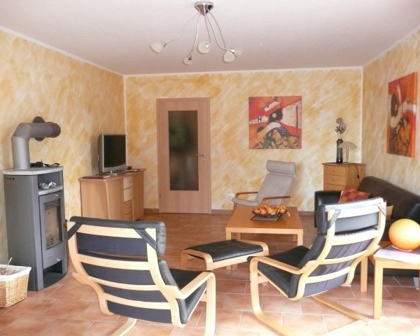 Ferienwohnung Glowe : Wohnzimmer mit Kaminofen Ferienwohnung Glowe : Wohnzimmer mit Kaminofen
