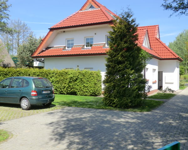 Ferienwohnung Zingst : Gebäude mit Parkplatz Ferienwohnung Zingst : Gebäude mit Parkplatz