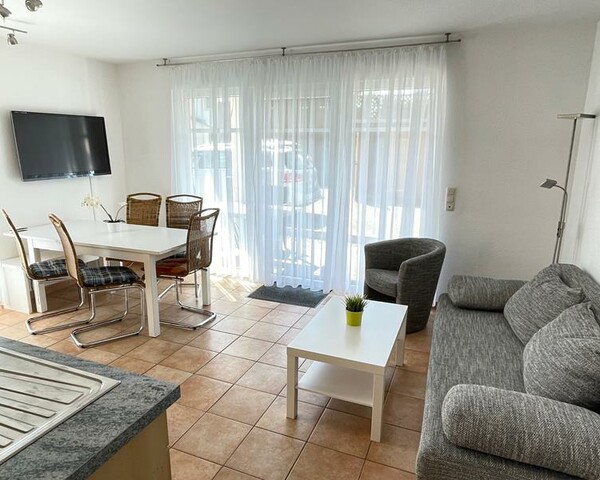 Ferienwohnung Ahlbeck : Wohnzimmer mit Küche und Sofa Ferienwohnung Ahlbeck : Wohnzimmer mit Küche und Sofa