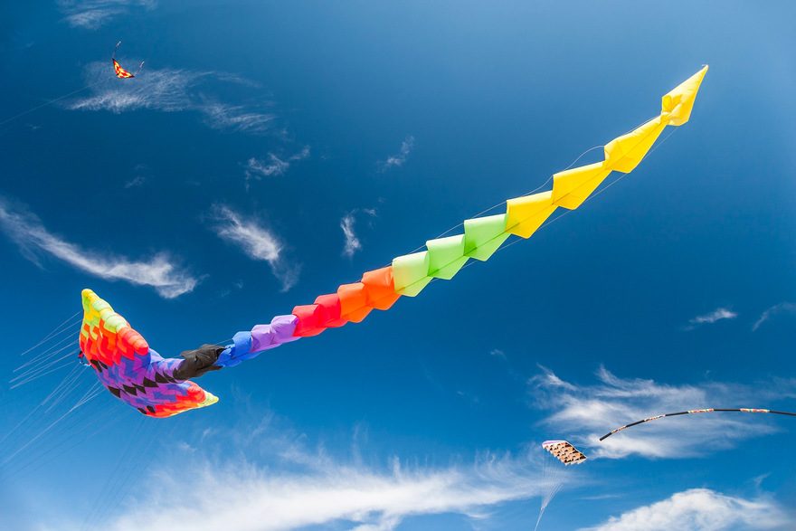 Drachenfest am Meer verwandelt den Himmel in eine bunte Unterwasserwelt Drachenfest am Meer verwandelt den Himmel in eine bunte Unterwasserwelt